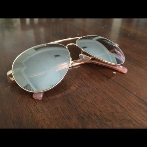 Reflective rose gold aviator shades 🍓